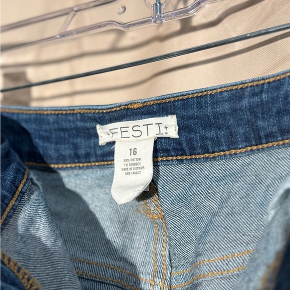 Torrid Festi 5'' High-Rise Relaxed Denim Shorts - Picture 5 of 9